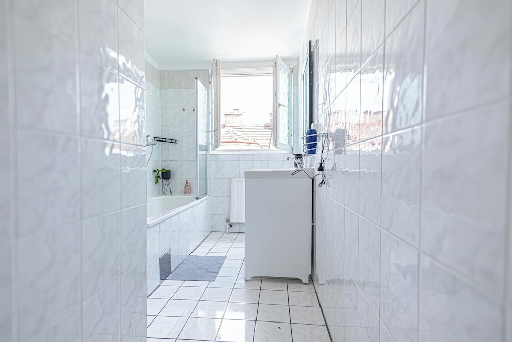 Stylish 3BR Apt With Balcony City Center