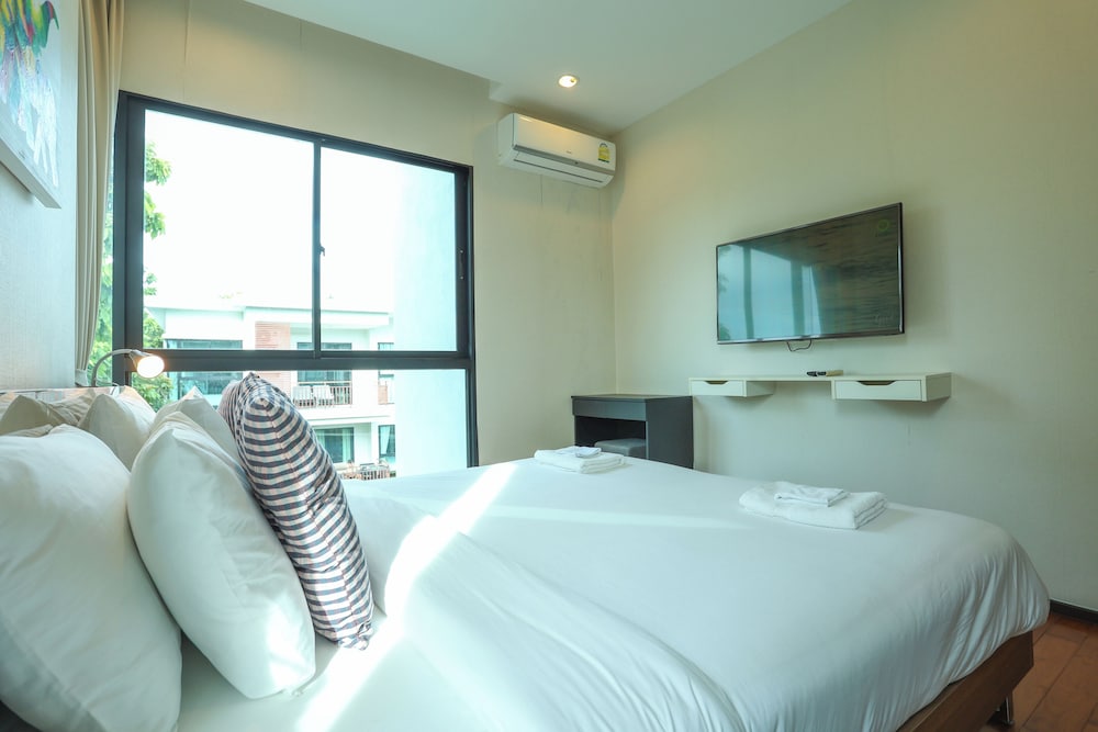Chic Condo Just 100m from the Shore c130