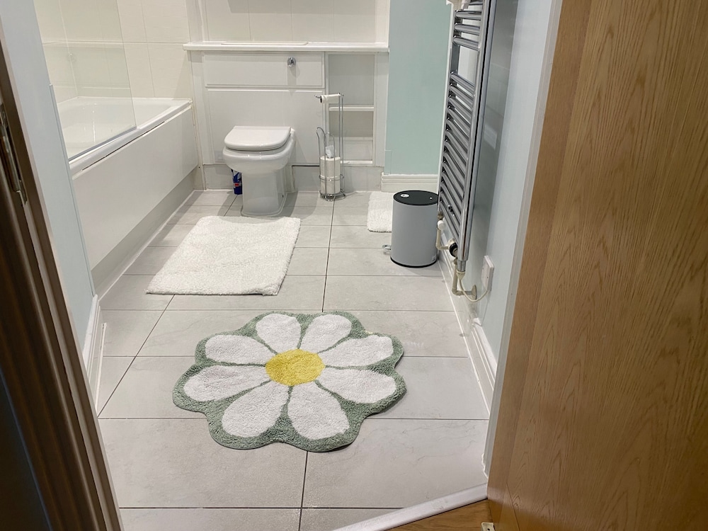 2 Bed Flat - Sleeps 4 - Parking - Wifi