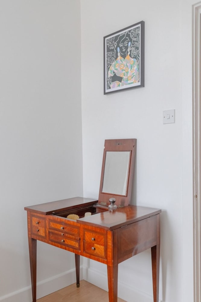 Scandi-style 2BD Maisonette W/garden Brick Lane!