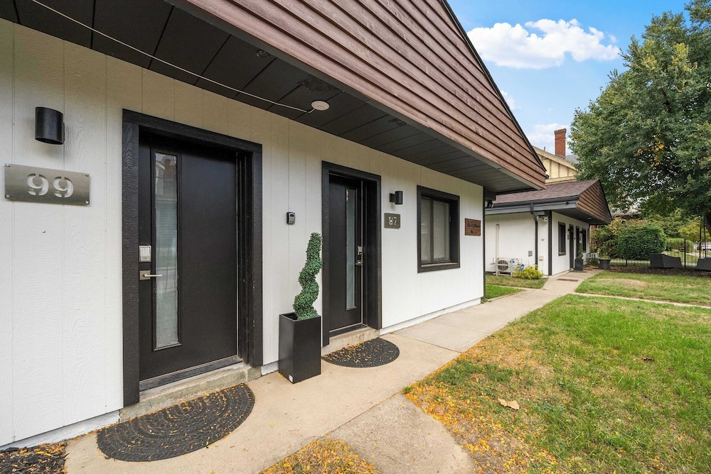 Chic City Retreat 97 Sleeps 2!