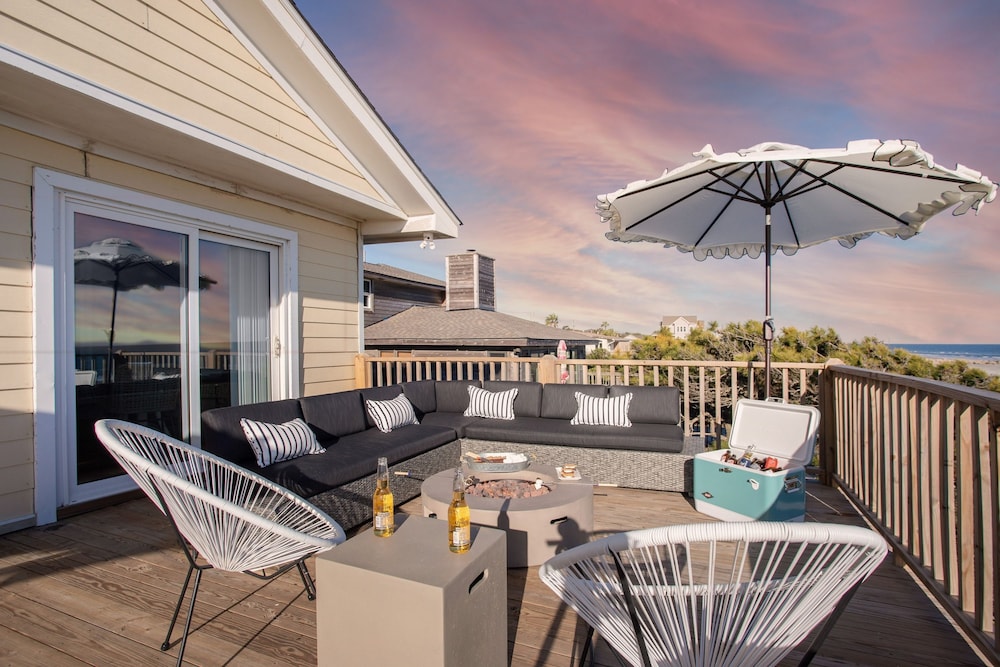 Lighthouse by Avantstay Beachfront View Home w Pool Table Ping Pong