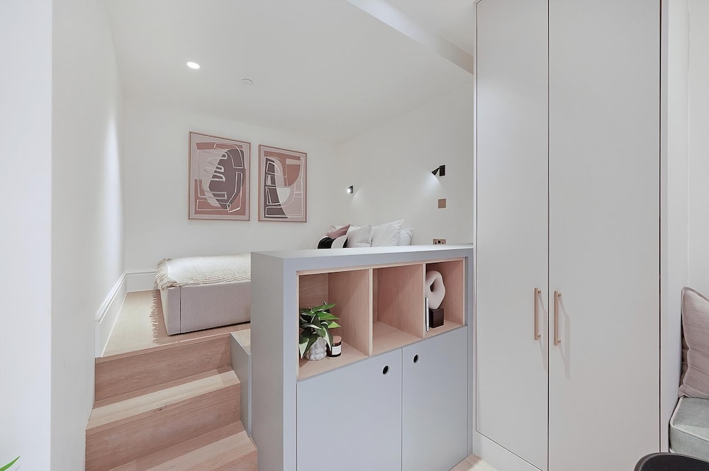 Stylish Earl's Court Studio Plus Patio