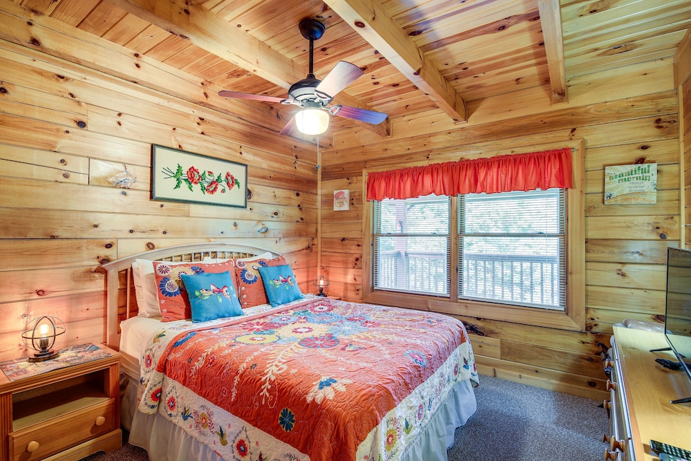 Sevierville Cabin: Private Deck, Community Pool! view 4