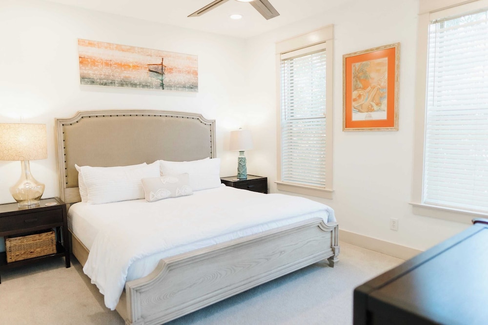 5 Mins to Beach, Shared Pool, Covered Deck, Bikes Heron Cottage by Avantstay