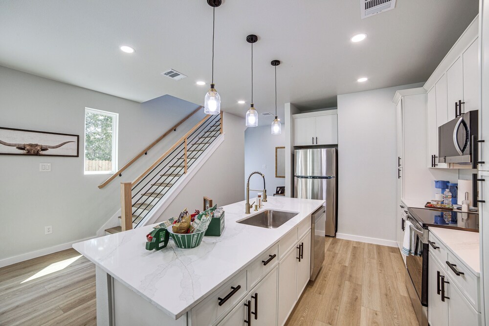 3 Mi to Dtwn Dallas: Pet-friendly Retreat w/ Yard
