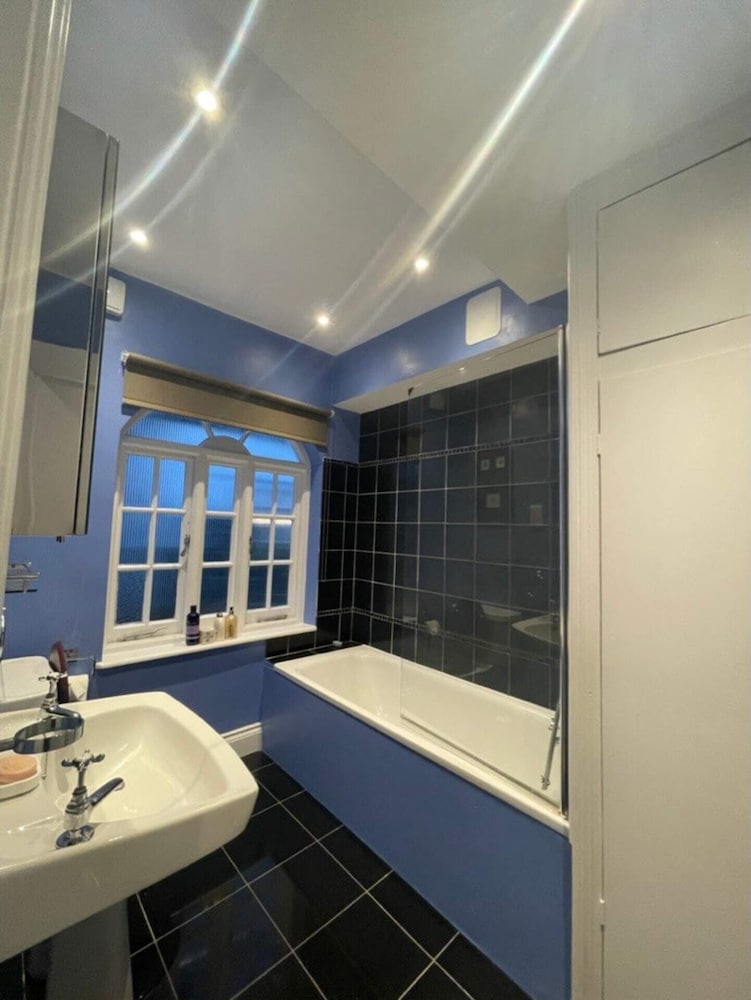 Expansive 4BD Home- 15 min From Buckingham Palace!