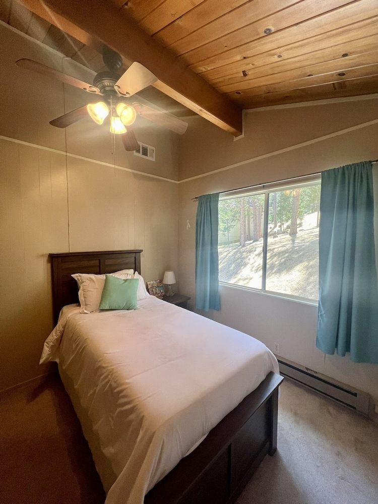 The Cozy Cabin - 2-level Home With Spacious Yard 4 Bedroom Home view 3