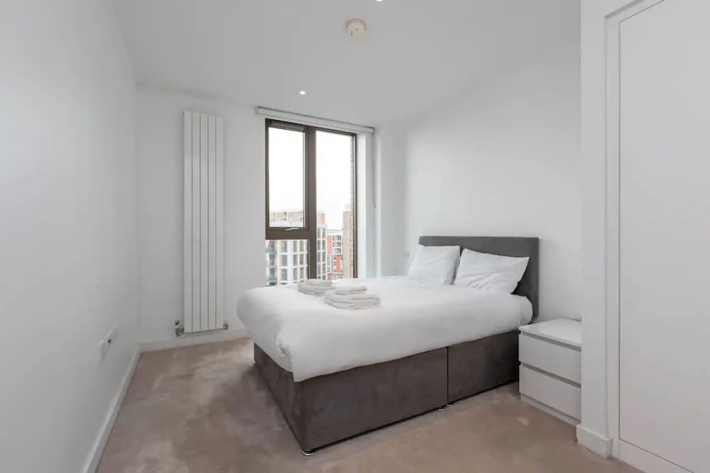 Bright and Modern 2 Bedroom Flat in Royal Wharf