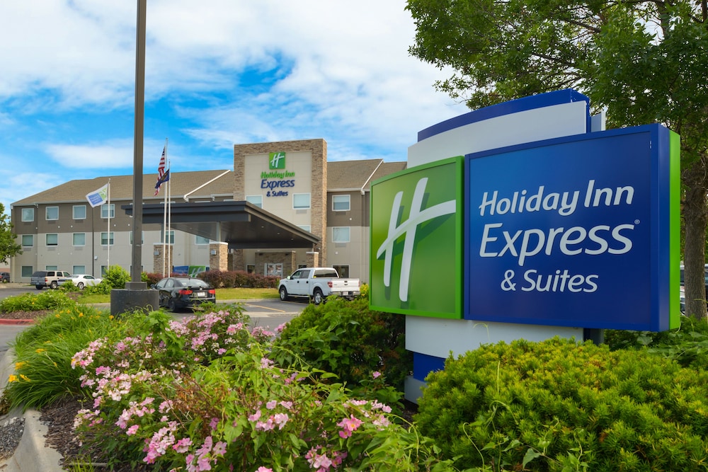 Hotel Holiday Inn Express & Suites Omaha - 120th and Maple by IHG - Image 1