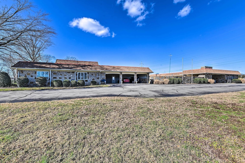 Villa w/ Pool & Acreage ~ 10 Mi to Franklin view 3