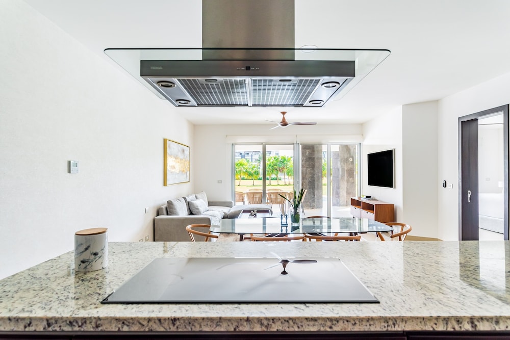 Casa Bellisima ! 2 bedroom swim up 2 Apts by RedAwning