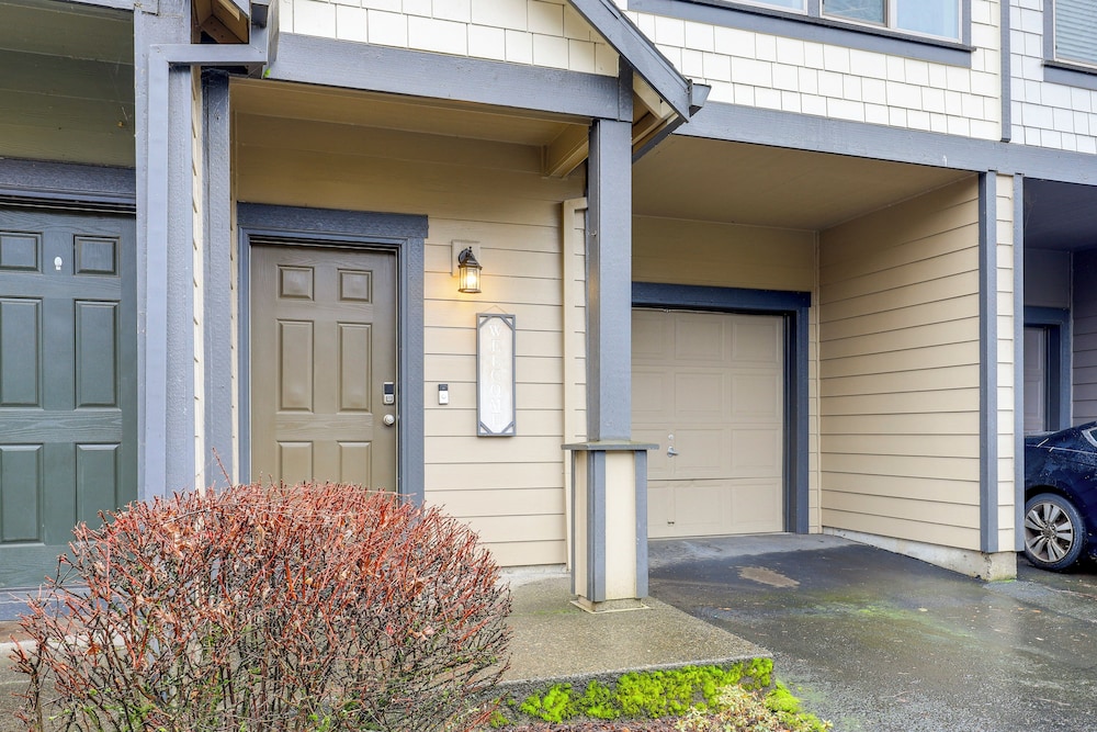 Walk to Mcmenamins Edgefield: Inviting Townhome!