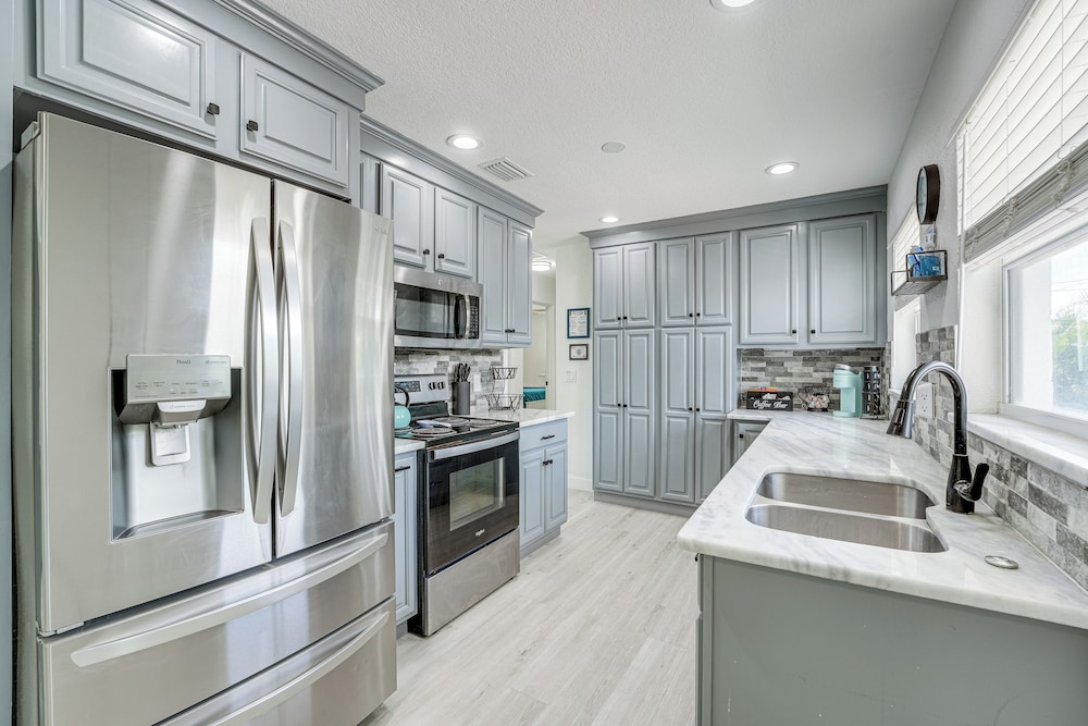 4 Mi to Beach! Furnished Outdoor Oasis in Seminole