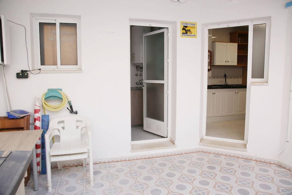 Modern 3-bed Apt, Sleeps 7, 6 Min Walk to Beach