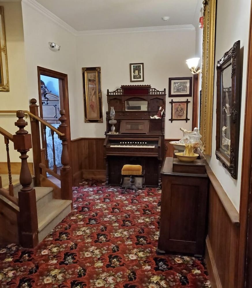 The Dutch Flat Hotel