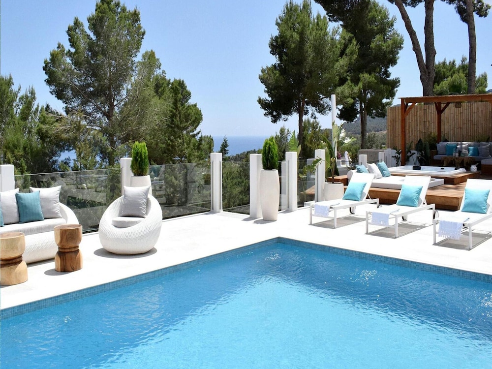 Magnificent Villa With Heated Pool