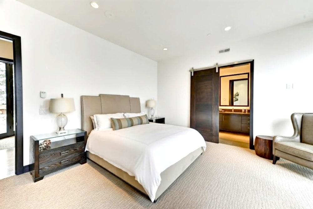 KBM Resorts Walk to Slopes, Sports Court, Private Home Theater, Sleeps 17, Outdoor Hot Tub Pco-184m