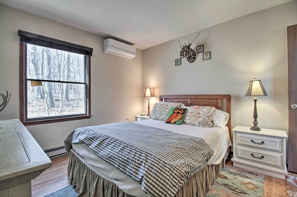 Cozy Wintergreen Cabin Near Mountain Inn & Slopes! view 2