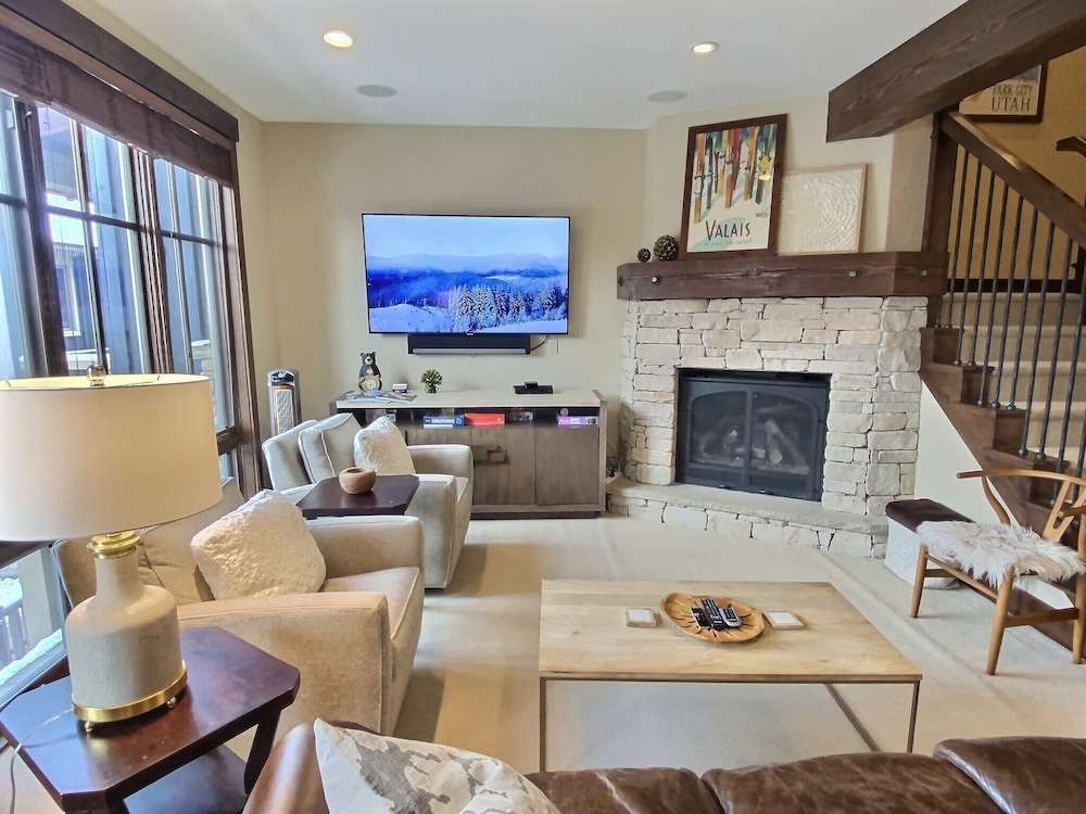 Ski Ya Soon At Silver Star! 2 Bedroom Condo