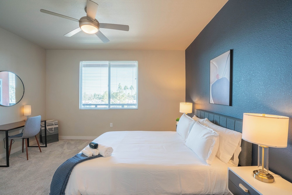 ROVE LIVING/KL - V on Broadway