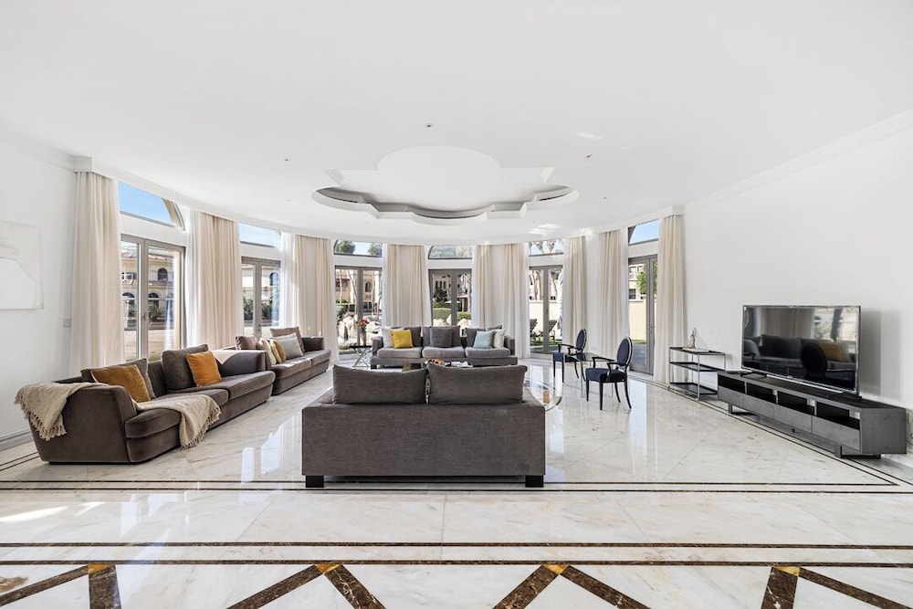 5BR M Private Villa Direct Beach Access