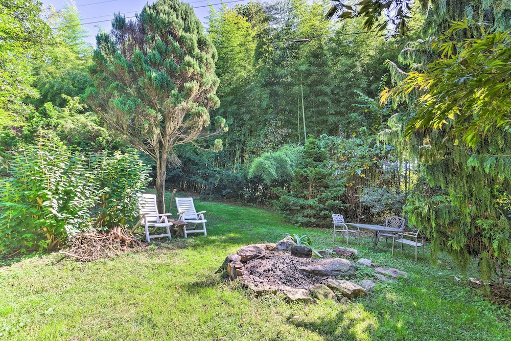 Rustic-yet-cozy Cabin w/ Patio, 12 Mi to Asheville
