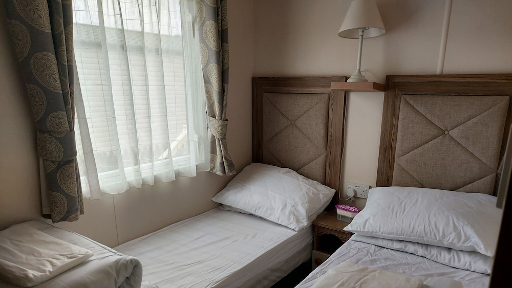 149 Unity Beach 6 Berth Encl Garden no Pets view 3