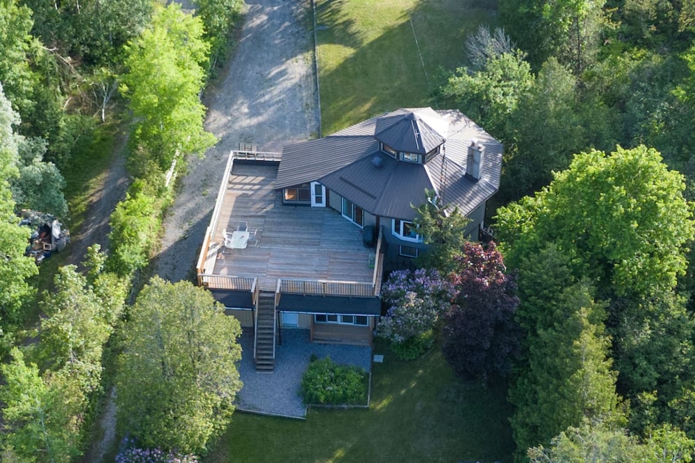 Lakeside 4BR Cottage in Bailieboro w BBQ Grill