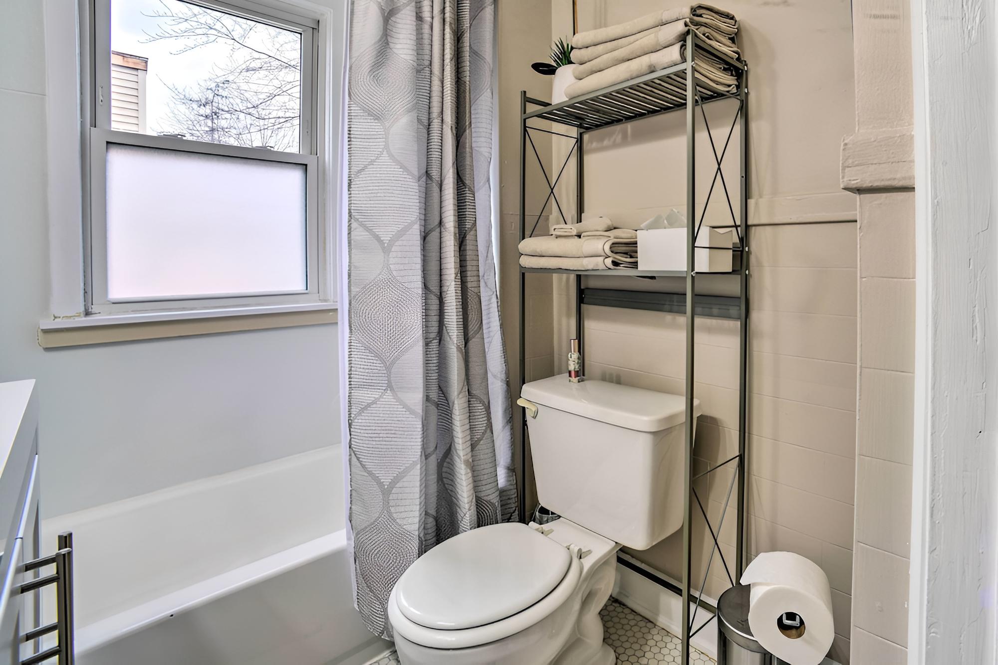 Inviting Royal Oak Abode, 16 Mi to Detroit! view 4