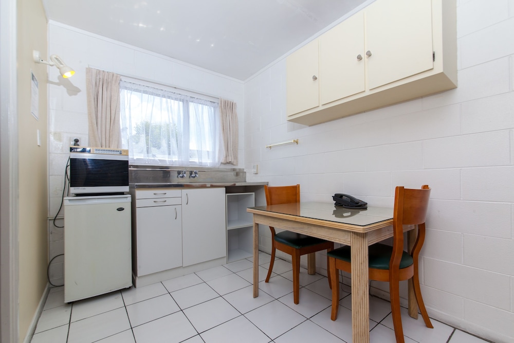 Sunset Lodge Motel - Image 5