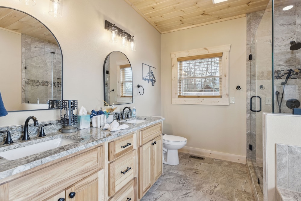 Robeson Hood Lodge 4 Bedroom Home