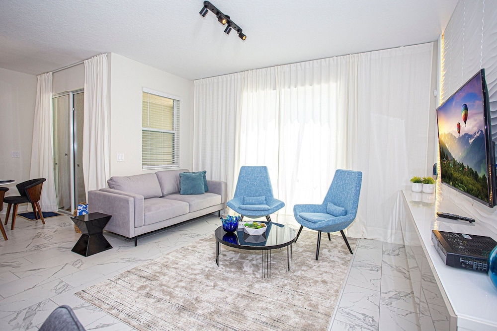 396 - 4bd/3ba Luxurious Homechampions Gate Resort