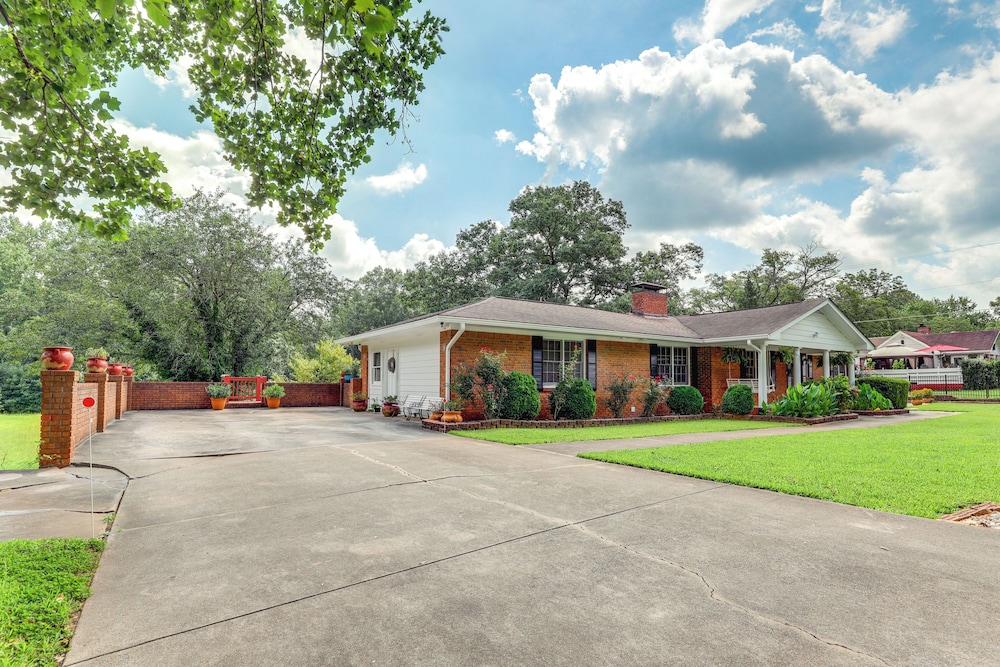 Charming Studio ~ 5 Mi to Stone Mountain Park