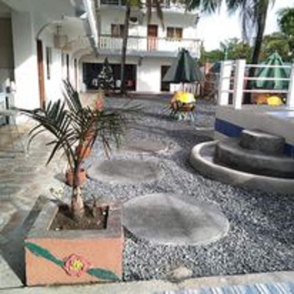 Hana-Natsu Resorts Pool & Hotel