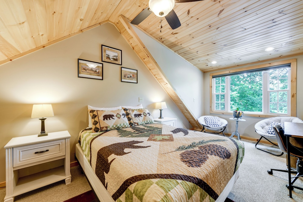 Boat Dock: Family-friendly Douglas Lake Home!