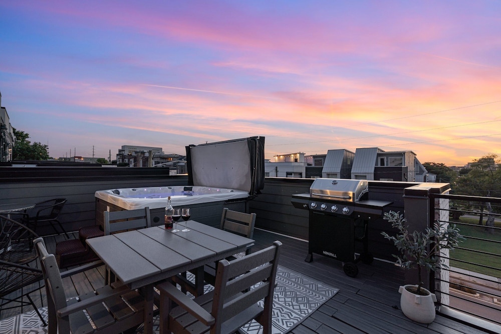 Cowboy Country - Private Rooftop With Hot Tub!