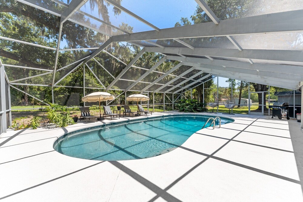 Designer Pet-friendly Retreat With Heated Pool 5 Bedroom Home