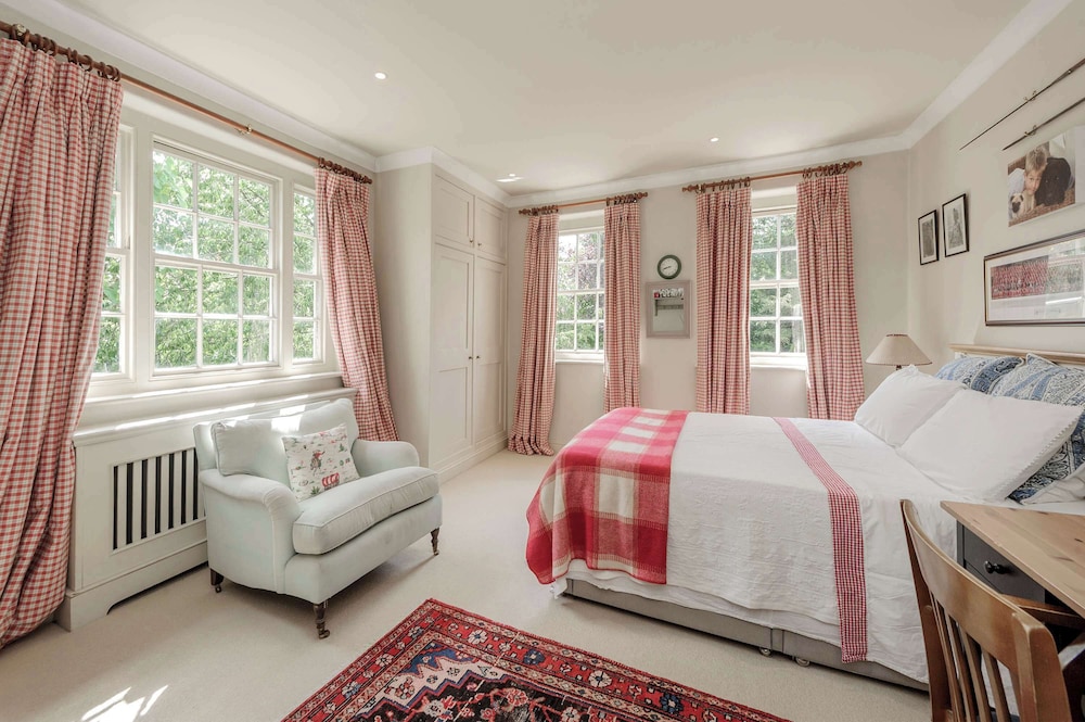 Beautiful Family Home w Garden Pool - Wimbledon