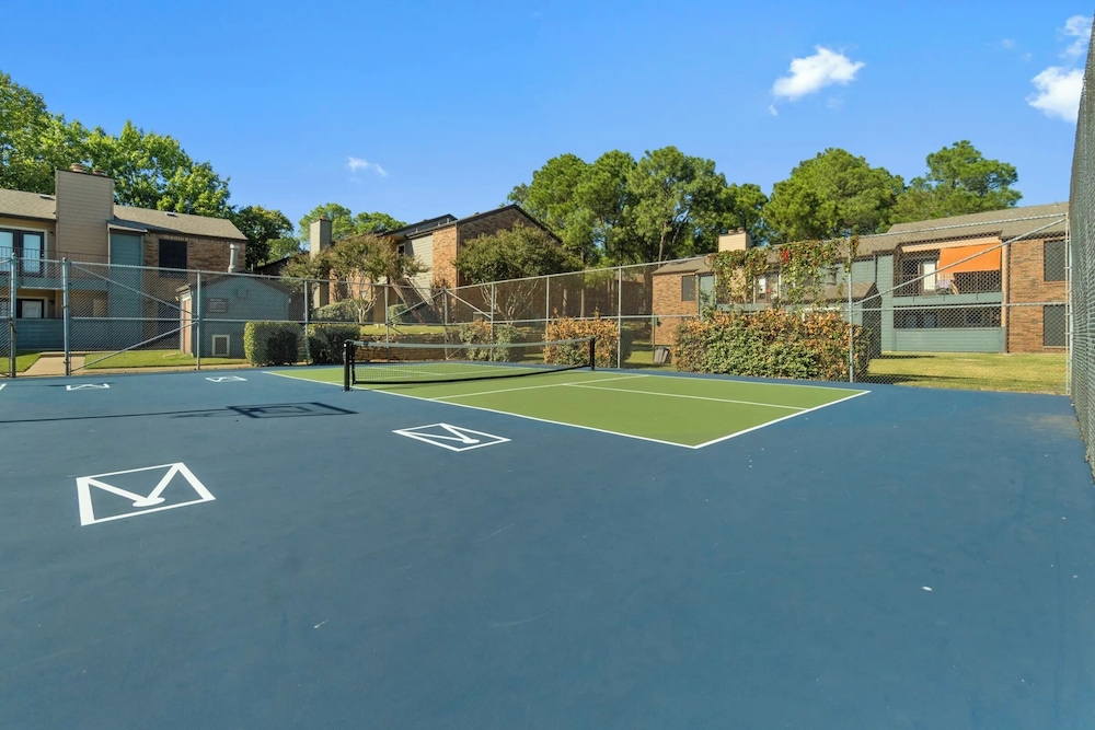 Landing Modern 2bd, Pool, Courtyard