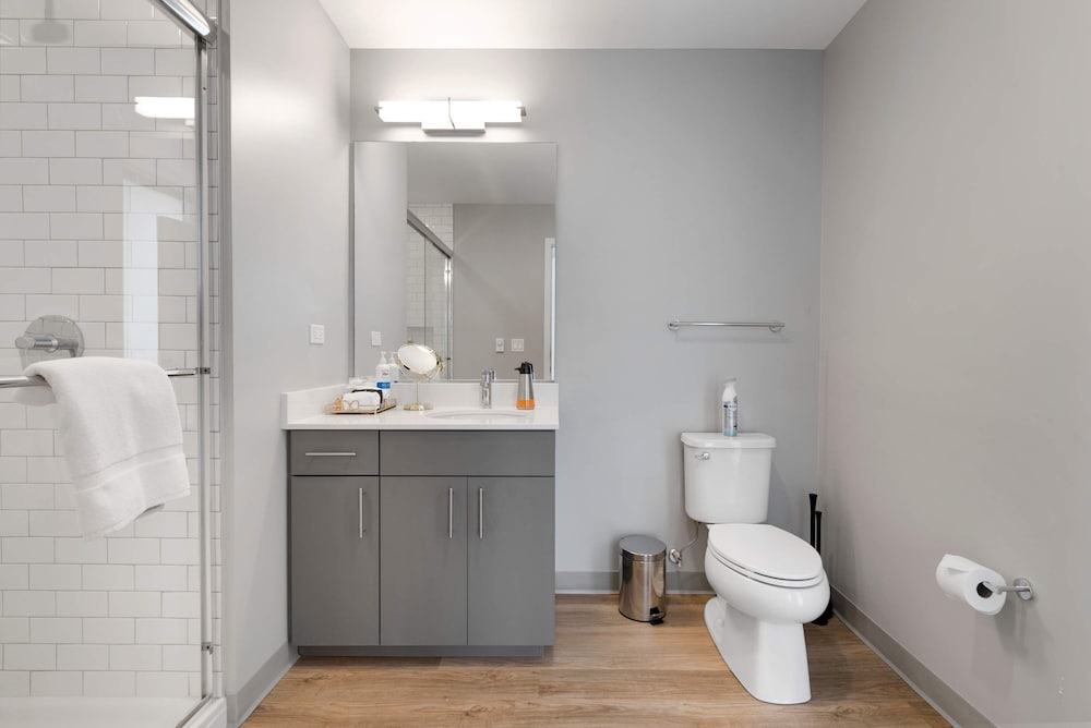 Modern 4BR Free Pkg Near Train Dining