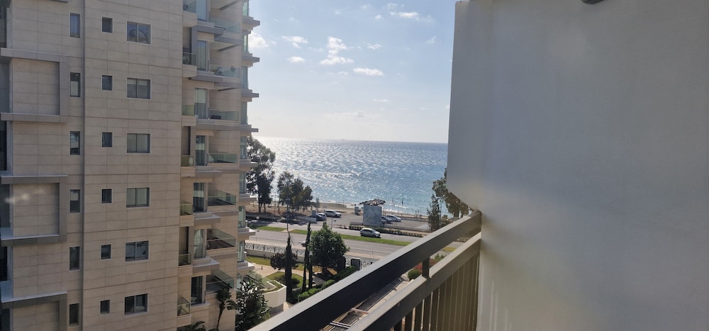Marathon Beach Apartment With Shared Pool