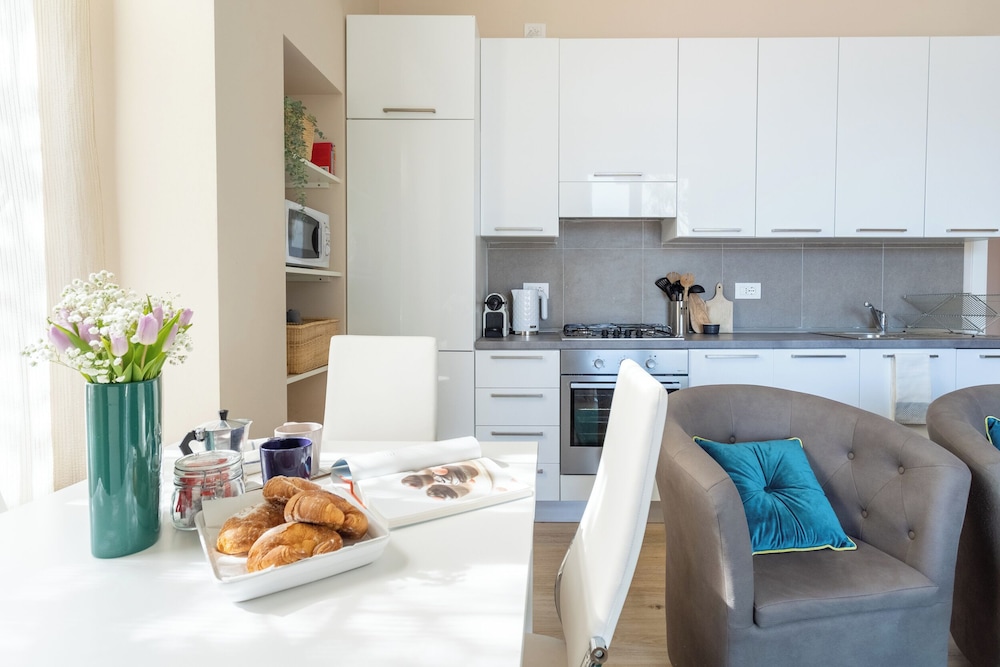 Lakeview Apartments by Rent all Como