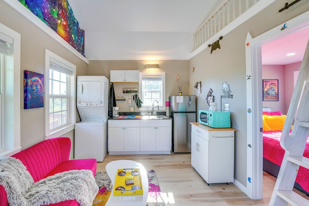 'galactikitty' - Quirky Cabin Near Lake Brownwood!