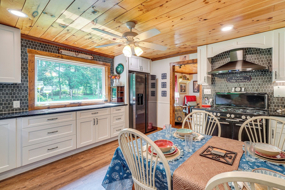Riverfront Cabin - 6 Mi to Great Smoky Mtns NP!