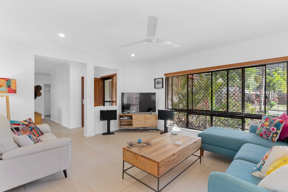 3-bed Family Home With Pool & BBQ by the Beach