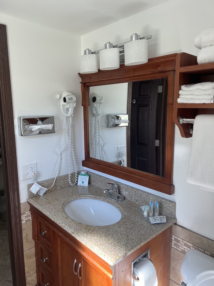 All Star Inn & Suites