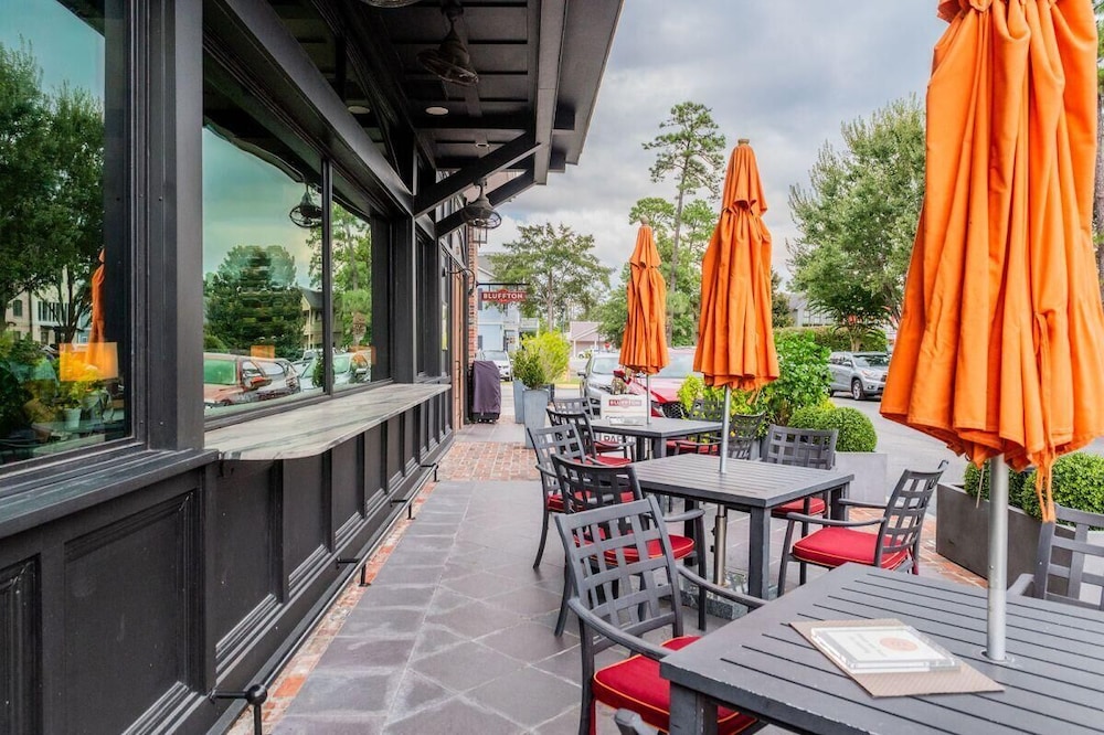 May River Breeze! 3-story Townhouse in Old Town's Promenade