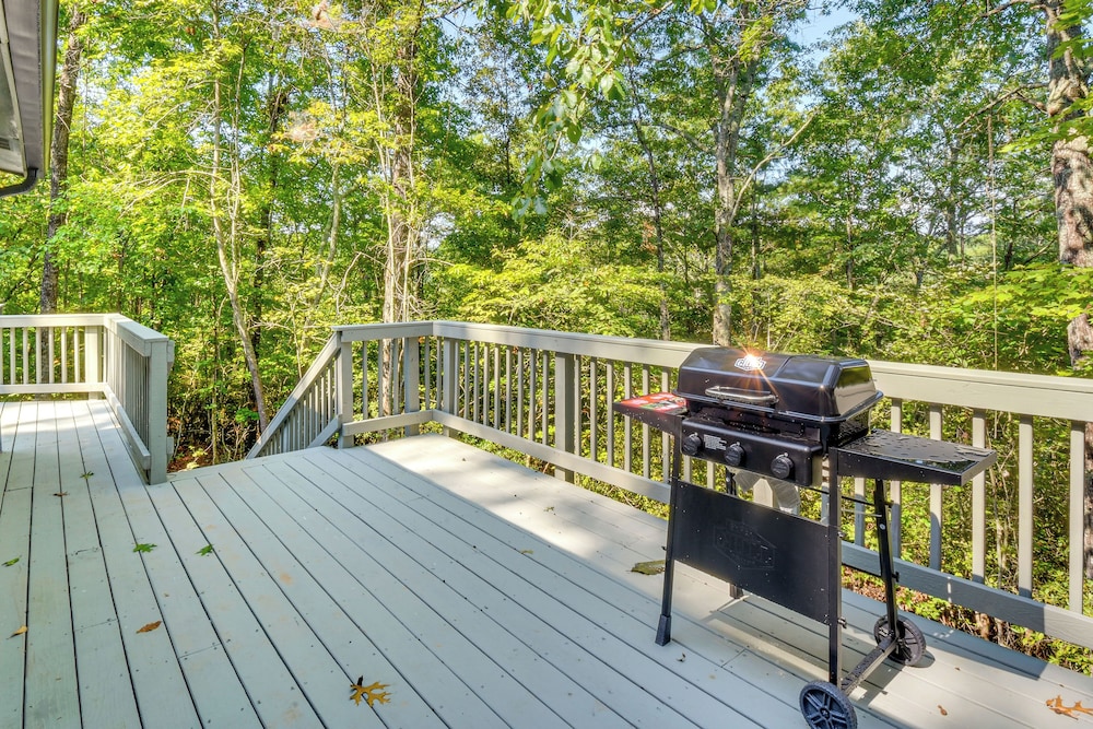 Woodsy Retreat w/ Deck & Views in Dahlonega!