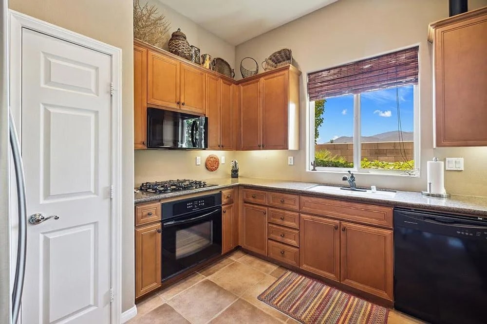 Stylish 2BR w Spa Patio